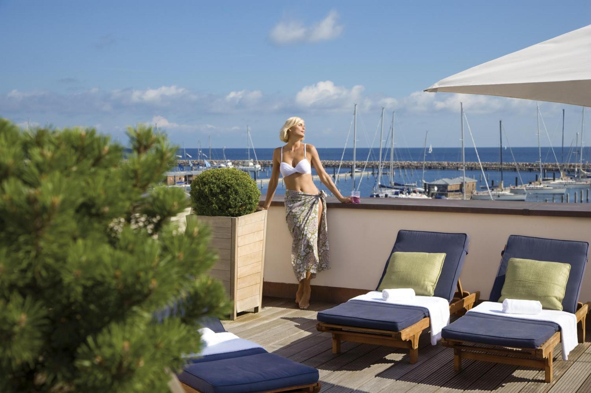 Hotel Yachthafenresidenz Hohe Düne Rostock Exterior foto Rooftop terrace
