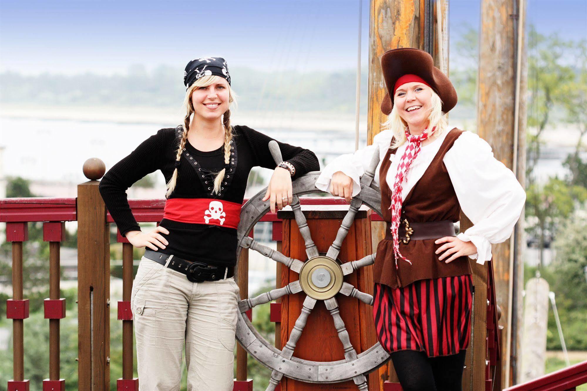 Hotel Yachthafenresidenz Hohe Düne Rostock Exterior foto Two pirates at the 2009 festival