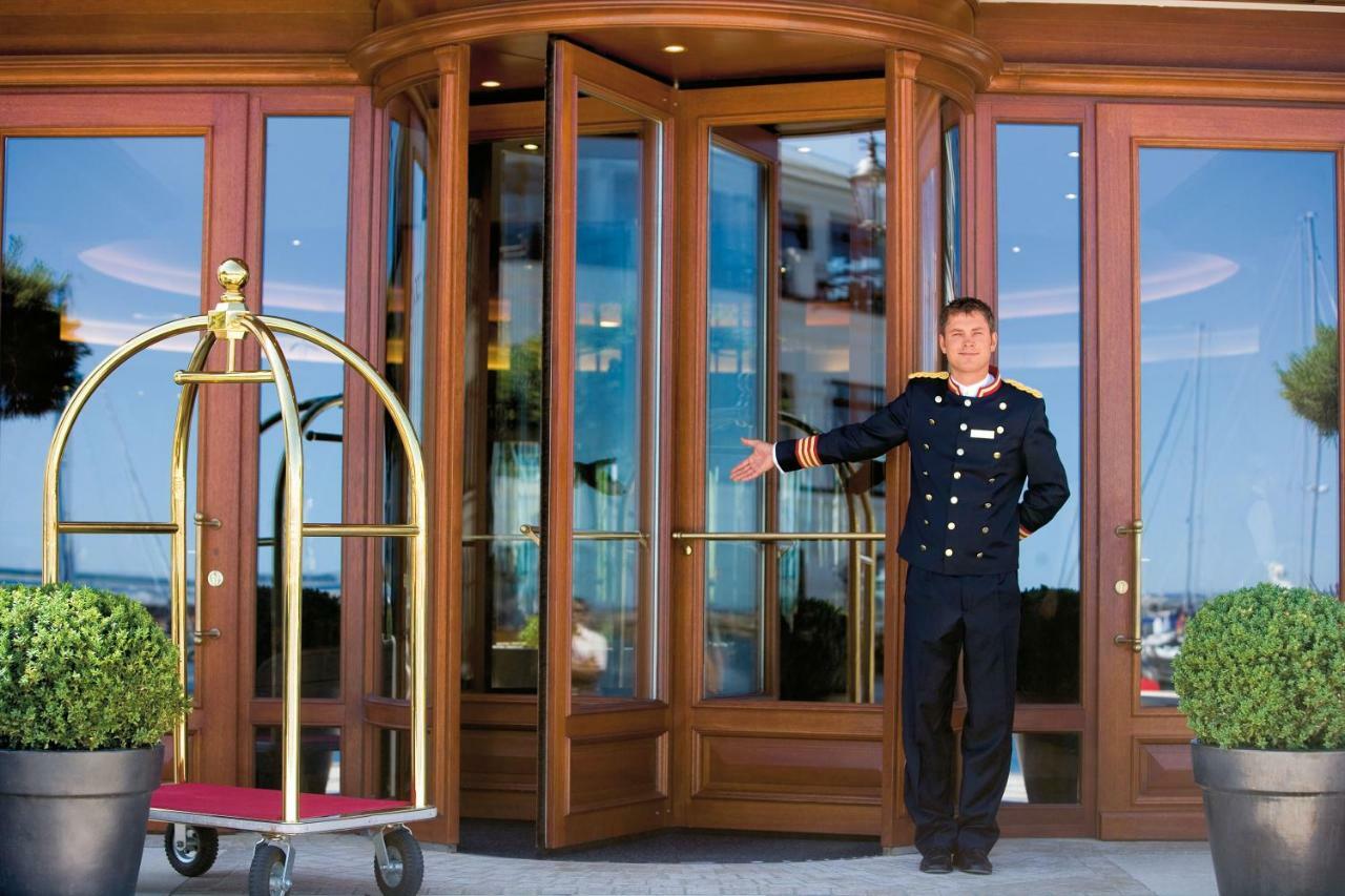 Hotel Yachthafenresidenz Hohe Düne Rostock Exterior foto A doorman at a hotel